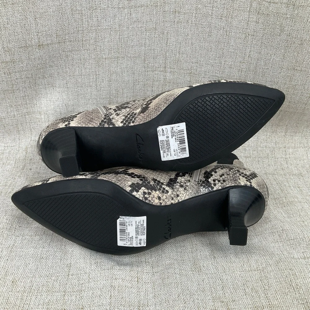 Clarks Kepley‎ Erin Ankle Boots Women 7M Grey Snake Synthetic Kitten Heel Boho
